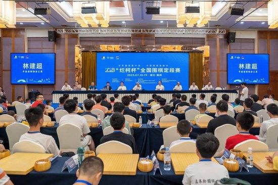 影片发布一组角色剧照，并同步曝光演员阵容，在杭州的湖光山色中，正上演这场关于“爱和美味”的温暖故事。