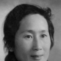 照片中，斯 泰勒·斯威夫特黑色深V裙露半球 红唇造型添妩媚 2013-08-22 美国乡村小天后泰勒·斯威夫特最近随着演唱会的进行，造型着装越来越吸引人们的眼球。