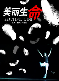 安妮·海瑟薇拍摄《鲜花谷街》 满身血渍十分惊悚 2024-04-19 当地时间4月18日，美国佐治亚州亚特兰大，安妮·海瑟薇现身电影《鲜花谷街》片场拍摄路透。